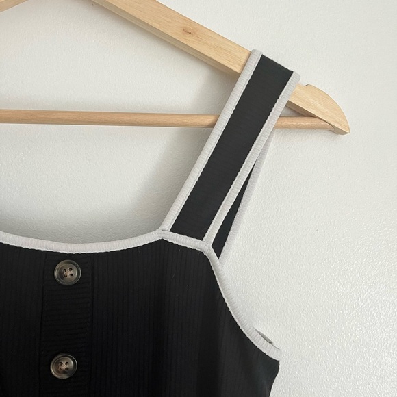 Womens size small black tank crop top buttons - Picture 3 of 4